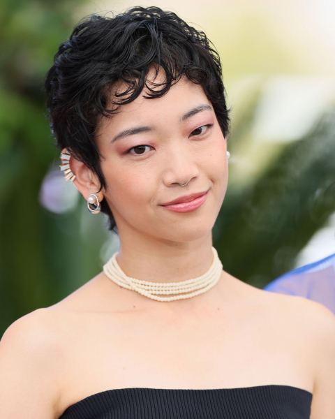 Haruka Abe wearing a black strapless dress